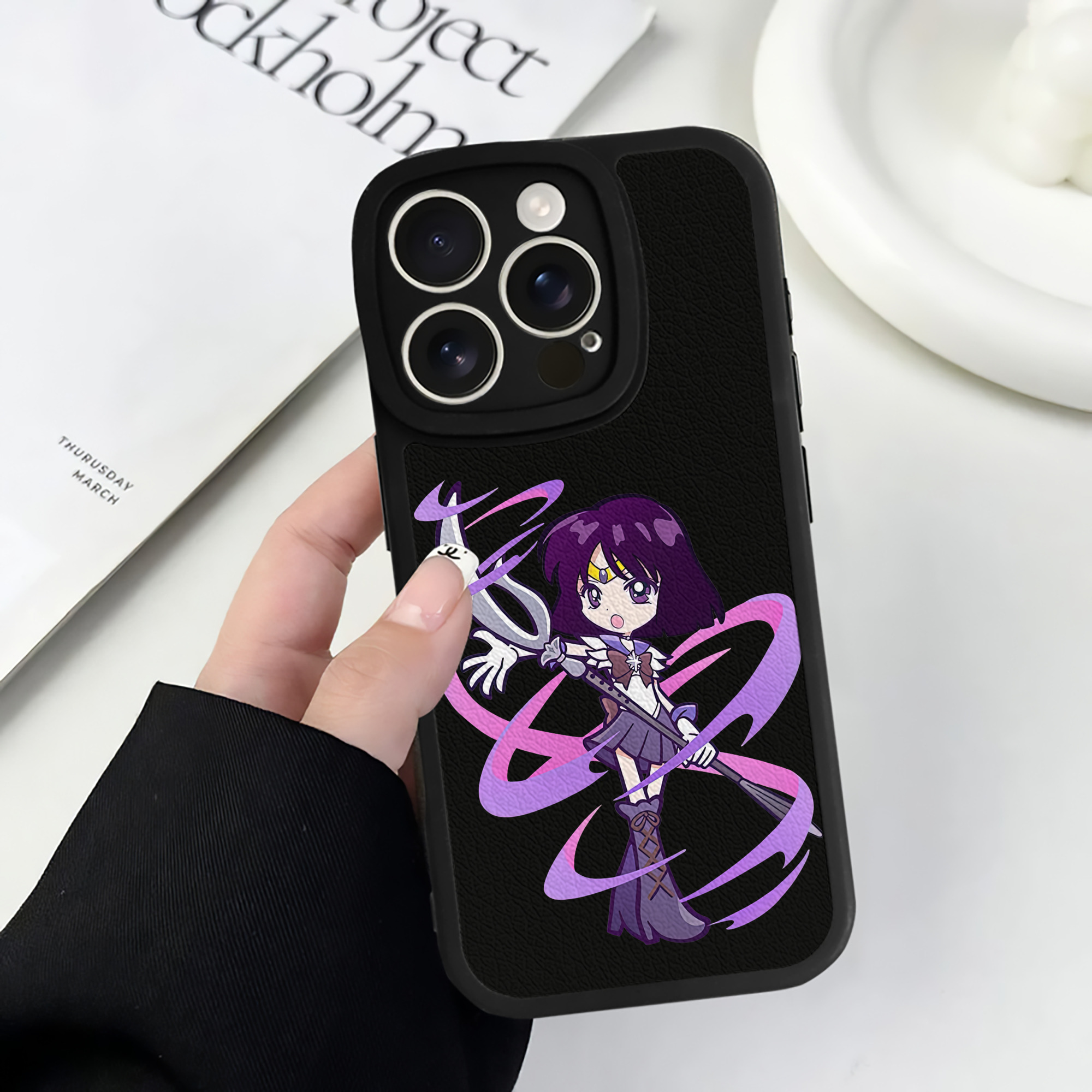 （画像用） 美少女戦士セーラームーン 土萠ほたる Sailor Moon Tomoe Hotaru （セーラーサターン；Sailor Saturn） 【iPhone 16シリーズ対応】シリコンスマホケース（レザー調） 材質：シリコン